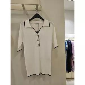 [하프클럽/]2025여름최신상   카라단추장식골지니트티