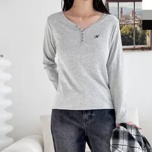 GSS ET6306 여자 슬림 여리핏 와이넥 버튼 골지 자수 티셔츠