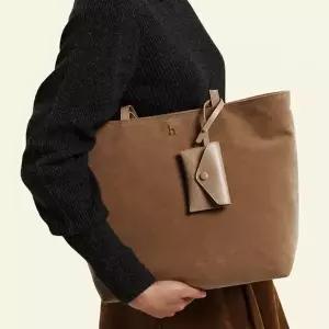 [헤지스](대전신세계)[아이코닉]스웨이드 베이지 퍼피 로고 와이드 쇼퍼백 (카드참 SET) HIBA5F893I2