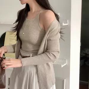 [코코블랑] 테슬 홀터 슬리브리스+니트 가디건 세트