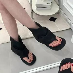 [엄지척]슬라우치 294FZL79 샌들부츠 오픈토 토포스트 와이드 커프 디자인 5FWY