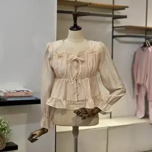 [대구백화점][반에이크]스퀘어넥 프릴 리본 블라우스(VB64BLM312Z)