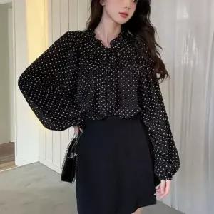 [옷은날개] 벌룬소매 프릴 도트 체형커버 긴팔 블라우스