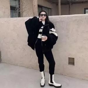 데일리마일샵  두줄 포인트 오버핏 유니크 양털 잠바 밑단 시보리