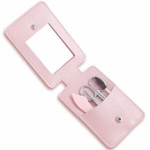 눈썹 가위, 면도기, 핀셋, 브러시, 거울이 포함된 5-in-1 세트인 로우 트리머 키트에는 가죽 휴대용 가방(핑크색)이 포함되어 있습니다.