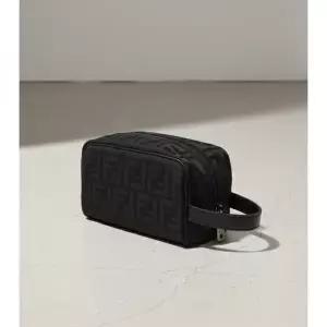 펜디 26SS Small FF Toilet Library Case (7N0151 AVC6 F1USQ) (스몰 자카드 토일레트리 케이스)