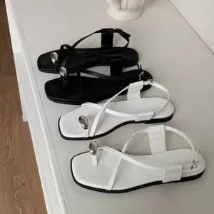 블랙 화이트 크로스 스트랩 샌들 플랫 단화 여성 코디