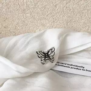 [셀러허브]나비 유화 써지컬 이어커프 귀찌 귀걸이 (S35130200)