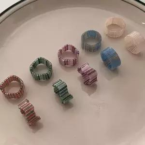 [셀러허브]아크릴 컬러 물결 레인보우 반지 링 소품샵 데일리 우정 오픈반지 사이즈조절 줄 (S35130751)