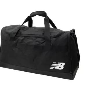 뉴발란스 미디움 스포티한 디자인 더플백 축구 스포츠더플백 축구용품 다목적가방 축구화가방 축구용품가방