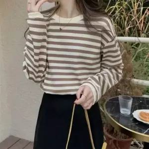 은창]숏 스트라이프 니트 스웨터 상의 니트 가을 티셔츠 여성 겨울 보온 사무실 실내 기모 레깅스 여성