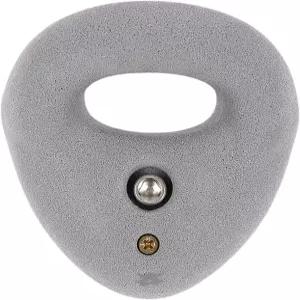 아토믹 암벽 등반 체육관에서 다운 클라이밍에 사용되는 회색의 대형 볼트온 링 보유