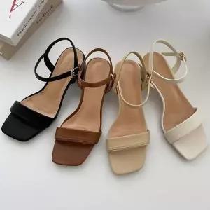 [에이치플러스몰]베이직 스트랩 스퀘어 토 미들 힐 샌들 6SS