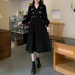 [하프클럽/]플라워 자수 브이넥 플레어 롱 니트 원피스