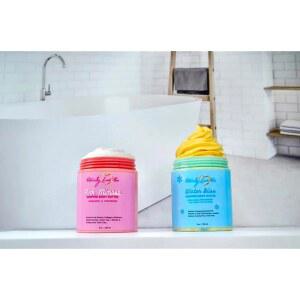 핑크 미모사와 윈터 블리스 휘핑 바디 버터가 포함된 자연스러운 러브 휴 바디 버터 컬렉션 u2013 2 u2011피스 세트 패션 프루트, 콜라겐, 레티날, 비타민 E가 함유된 수분 공급 및 영양 포뮬러 u2013