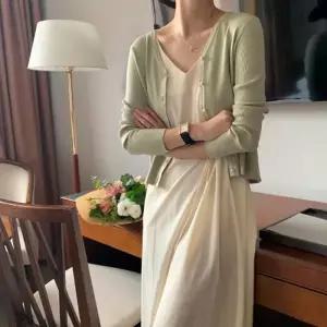 여성 시원한 롱드레스 슬림해보이는 원피스 끈나시 디자인 브이넥