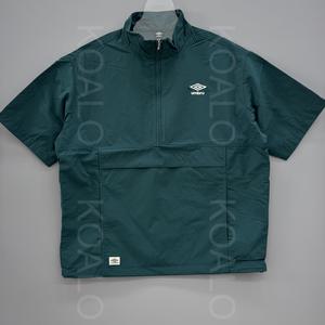 [국내백화점판] UMBRO 엄브로 25신상 클래식 반팔 스탠넥 아노락 셋업 (다크그린) UQ223CWT42