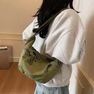 (색상 그린)나일론 크로스 가방 가벼운 여행 휴대폰 백 그린 여행용 크로스백 여성 반달 데일리