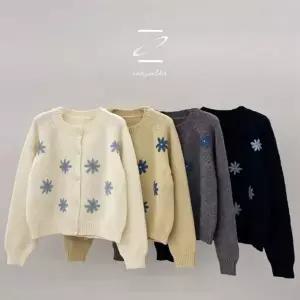 에버스발더 가디건 니트 꽃자수 노란색가디건 가디건코디 꽃무늬 봄가디건 봄 니트가디건 봄옷 봄코디 여성