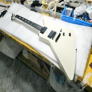 Explorer 블랙 하드웨어 일렉트릭 기타, 손바닥 인레이 프렛보드 밀키 화이트컬러