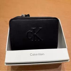 켈빈클라인 Calvin Klein 여성 CK 모노그램 지퍼 반지갑 UB1 4K1004G-UB1 415603