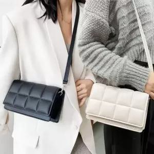 에잇 네모 디자인 스퀘어 엠보싱 미니 크로스백 마이크로백