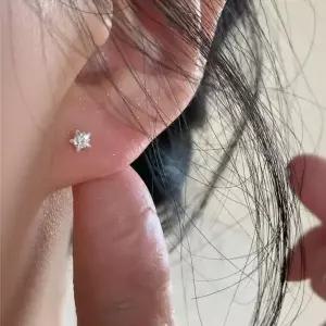 벚꽃 큐빅 귀걸이 봄꽃 디자인 반짝 포인트 연출 귓바퀴피어싱