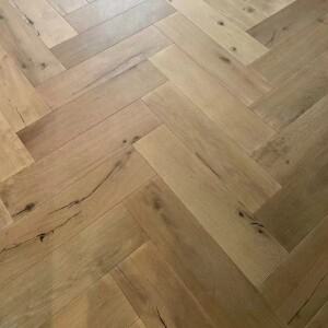 맞춤형 15mm 천연 오크 모자이크 바닥재 헤링본 패턴 브러쉬드 엔지니어링