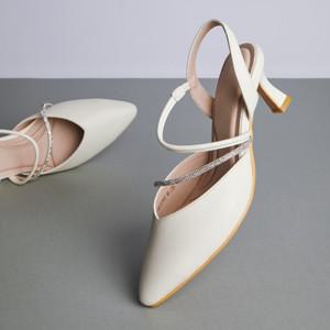 엠.무크 유나 소가죽 크리스탈 슬링백 아이보리 516523902AQ