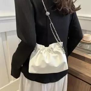 [패션] 여성 미니 데일리 버킷백 심플 체인 스트랩 만두 복조리 크로스백 가방