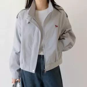 [시크폭스] 바스틴 미니자수 벨크로 하이넥 점퍼_61JP1563