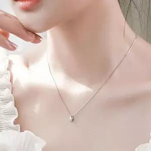 볼륨감 있는 물방울 모양 펜던트 목걸이 세련된 드롭 디자인