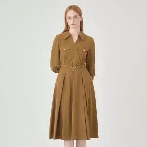 [롯데백화점]케네스레이디 플랩 오픈카라 원피스 (EWOPOI07)