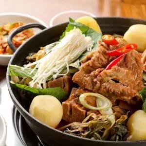 [NS홈쇼핑]우거지 뼈해장국 가마솥 할매 고기듬뿍 감자탕 1kgX 3팩[35196332]