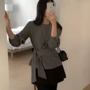 [코코블랑] 슬로우 꼬임 랩 블라우스