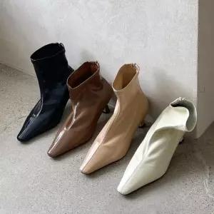 [신상오픈런]뾰족코 여성 유광 인조가죽 삭스부티 키튼힐 앵클부츠 (29504901)