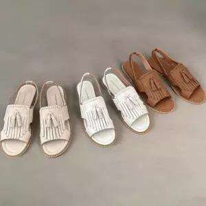 [신상오픈런]여성용 무지 디자인 슬링백 샌들 탄탄한 가죽 태슬 장식 (34705792)