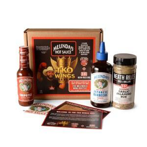 멜린다 u2019 TKO 윙 레시피 키트 u2013 챔피언십 맛 세트, 일본식 바비큐 소스, 치폴레 페퍼 소스, 히스 라일스 갈릭 할라피뇨 루브, 레시피 카드 u2013 스모키, 우마미, 스파이시 윙 키트 포함