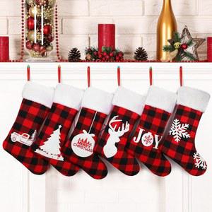 가족 휴일 크리스마스 장식을 위한 격자무늬 18인치 6팩 검은색 걸이 빨간색 패턴 대형 스타킹 자수 Aodaer 및 커프 플러시