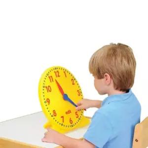 건설적인 놀이기구 12인치. 노란색 파란색 빨간색 대형 12시간 표시가 있는 맞춤형 학습 시계 교실용