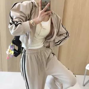 비트 어깨패드 미니패치 투웨이 크롭 후드집업 밴딩 스트링 와이드 조거 팬츠 배색 트랙 트레이닝 투피스세트 (3color)