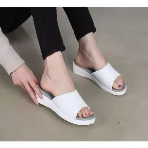 라운슈 오픈토 스티치 웨지힐 통굽 슬리퍼힐 4.5cm (30485878)