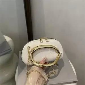 천진반 여자 메탈 크로스백 원형 슬림핏 클러치 케이스 미니백 숄더 체인 디너 데일리룩 가방 KUK5