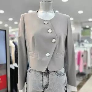 [에고이스트]라운드 카라 여밈 변형 슬림 크롭 자켓 (EQ2WJ363)_DG