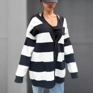 [신상오픈런]여성 루즈핏 스트라이프 브이넥 투포켓 아방핏 니트 가디건 (42510297)