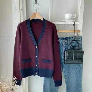 [신상오픈런]여성 루즈핏 긴팔 브이넥 배색 니트 가디건 (40946326)