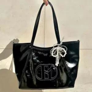 [헤지스](대전신세계)[H20크링클]시그니처 H패치 블랙 와이드 쇼퍼백 L (롱스트랩SET) (유광) HIBA5F528BK