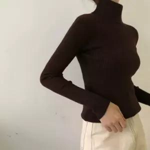 여자 오피스 룩 회사원 데일리 검정 목폴라 니트 티