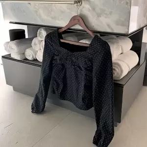 핫핑 [잘록허리/체형커버] 헨느 베이직핏 하트넥 스모크밴딩 도트 긴팔블라우스