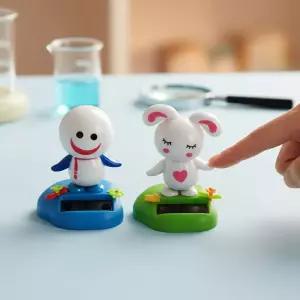 태양광 흔들이 노호혼 자동차 카테리어 인테리어 소품 탁상용 펭귄 토끼 인형 (랜덤발송)